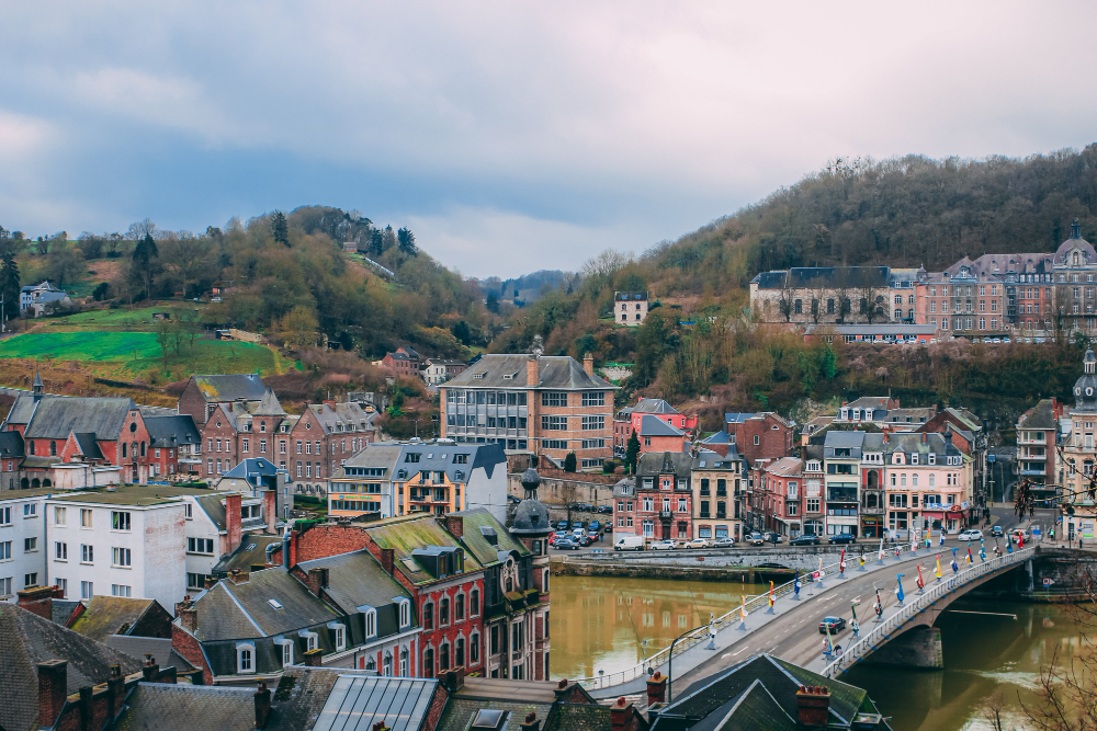 Belgische stad met historische architectuur